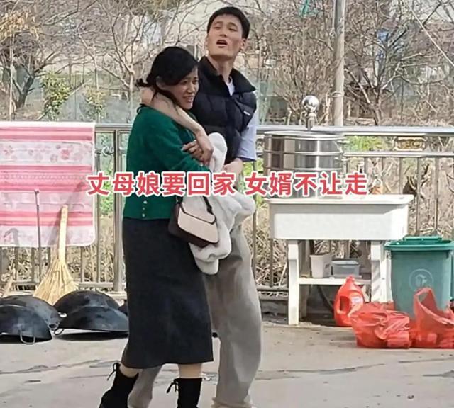 bandao-女婿当众搂腰挽留丈母娘，10天后评论区还在吵：这算亲？还是越界